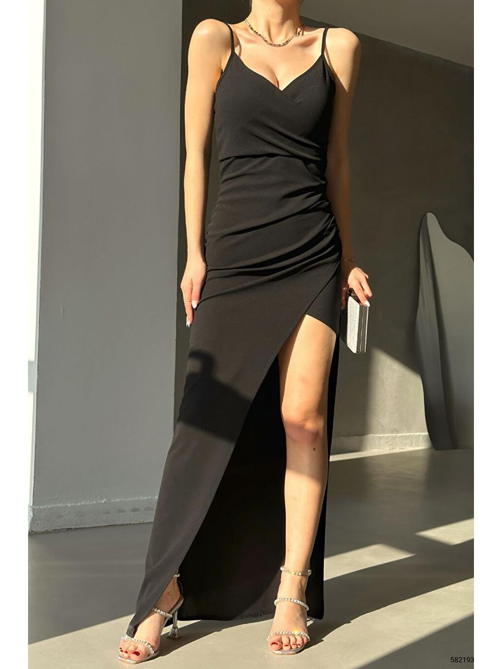 Siyah İthal Krep Kumaş İnce Askılı  Kruvaze Yaka Yırtmaçlı Elbise-3