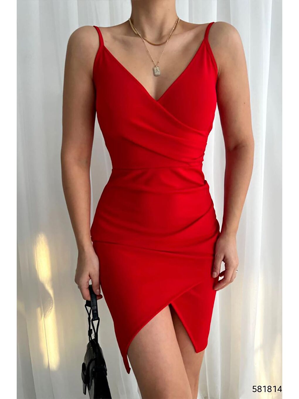 Kırmızı Büzgü Detaylı Yırtmaçlı Kruvaze Yaka Krep Elbise-1