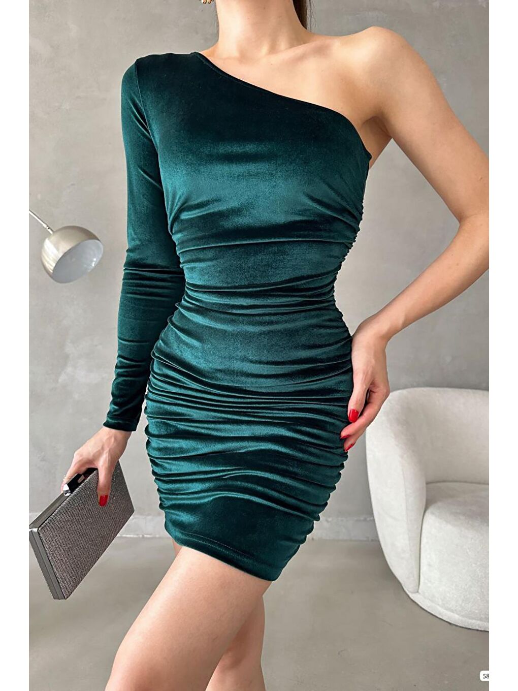Yeşil Tek Kol Büzgü Detay Kadife Kumaş Elbise