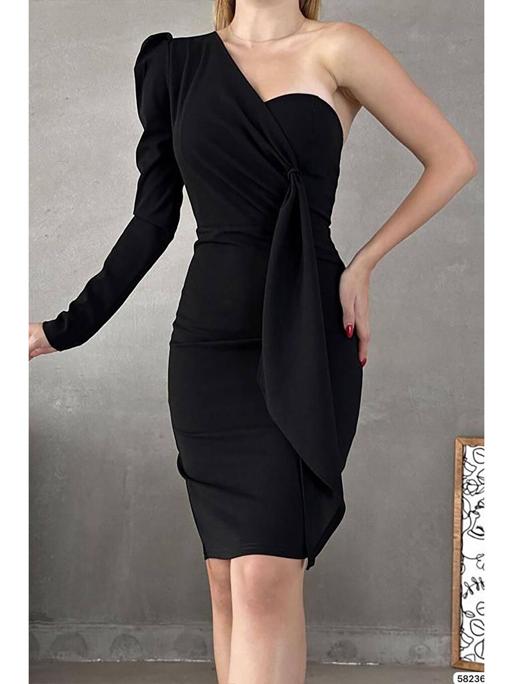 Siyah Krep Kumaş Yarım Kalp Yaka Kuşak Detay Elbise-1