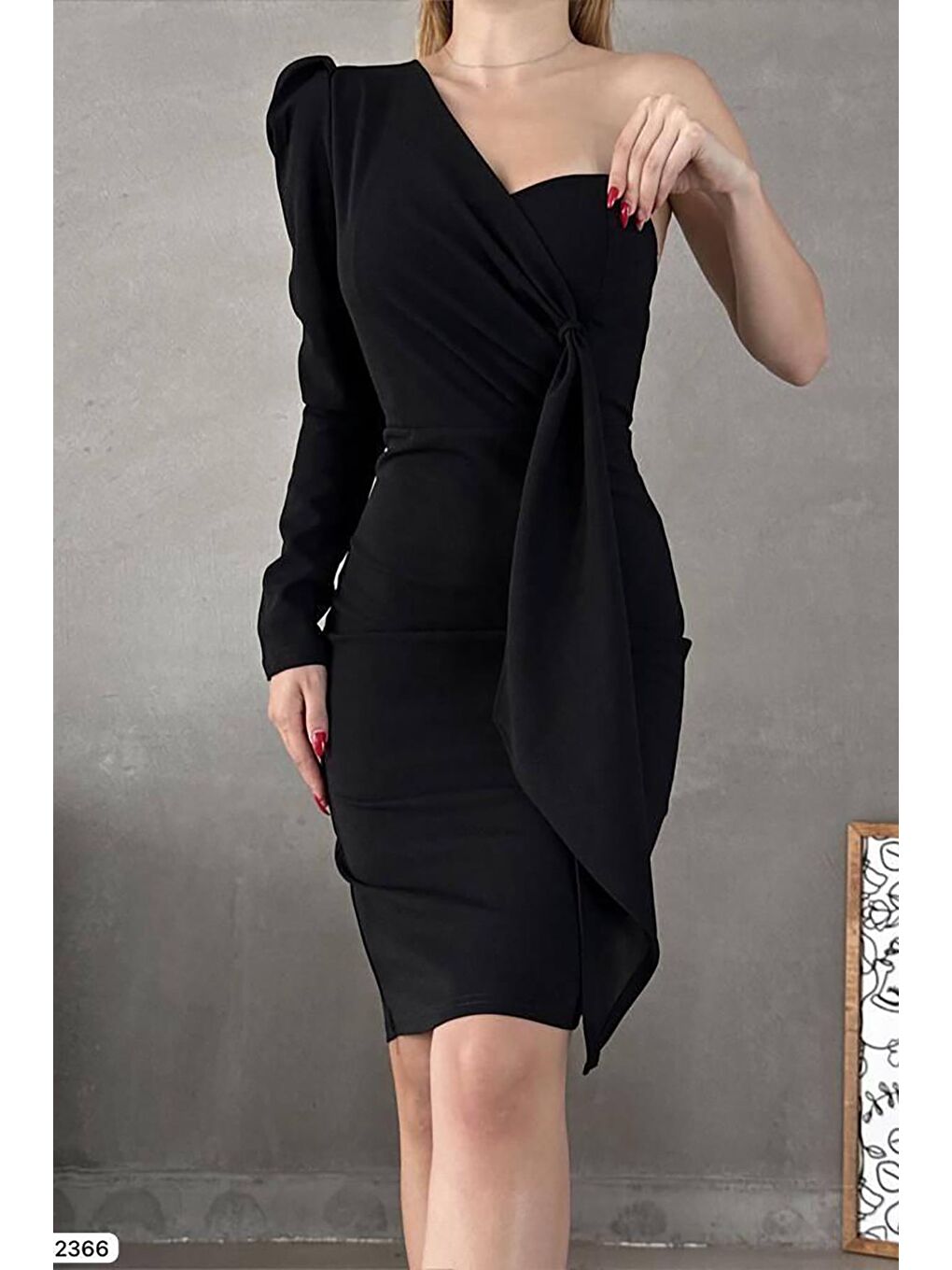 Siyah Krep Kumaş Yarım Kalp Yaka Kuşak Detay Elbise-2