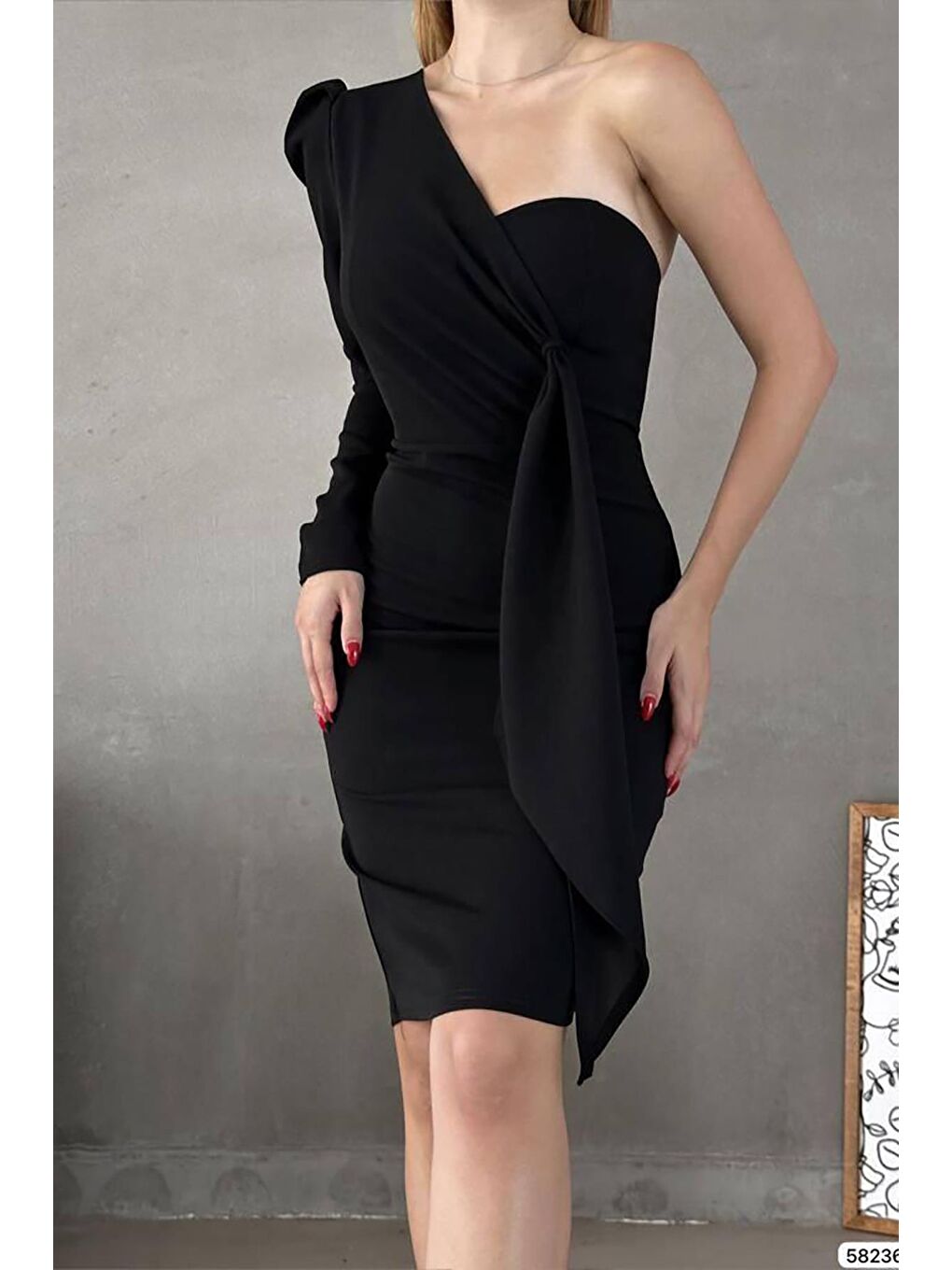 Siyah Krep Kumaş Yarım Kalp Yaka Kuşak Detay Elbise-3