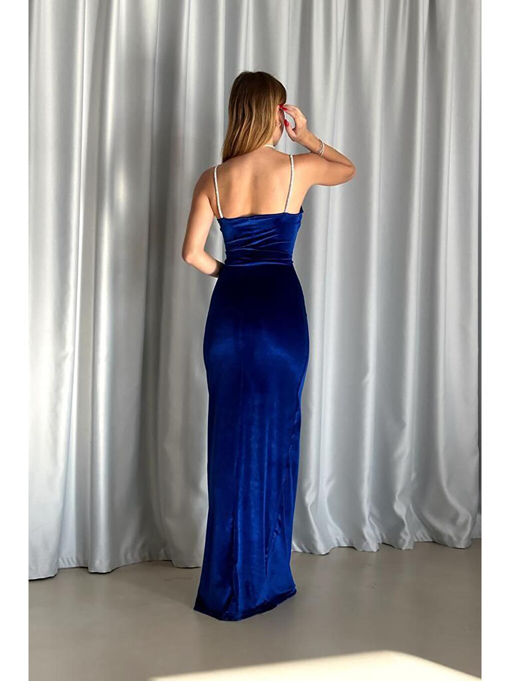 Saks Mavisi Simli Kadife Kumaş Askı Detaylı Elbise-4