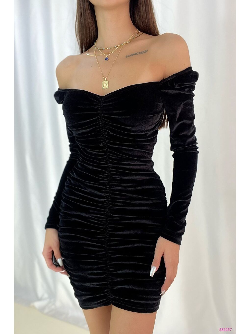 Siyah Kadife Kumaş Uzun Kollu Büzgülü Elbise-1