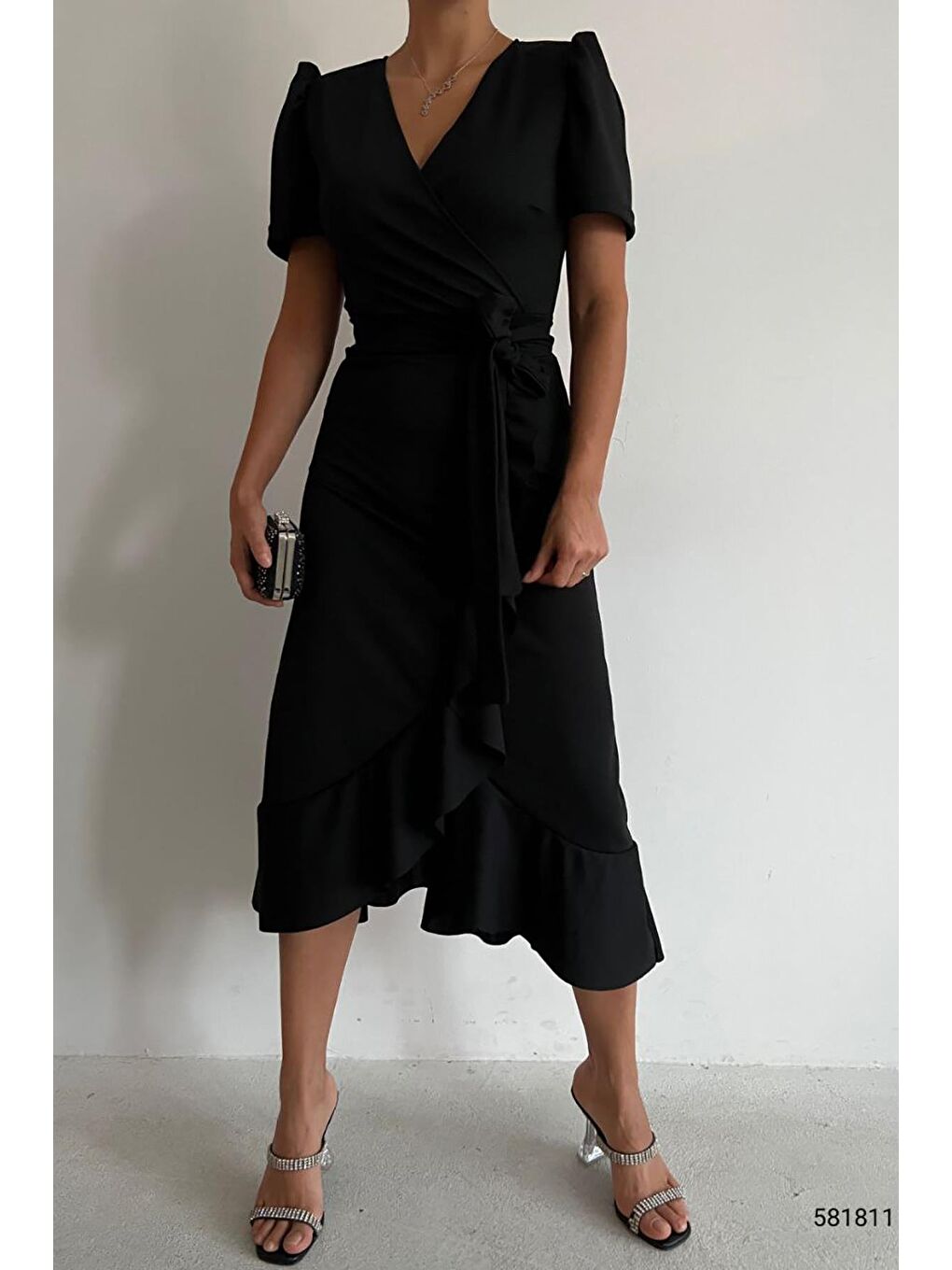 Siyah Krep Kumaş Kısa Kollu Kuşaklı Midi Elbise-1
