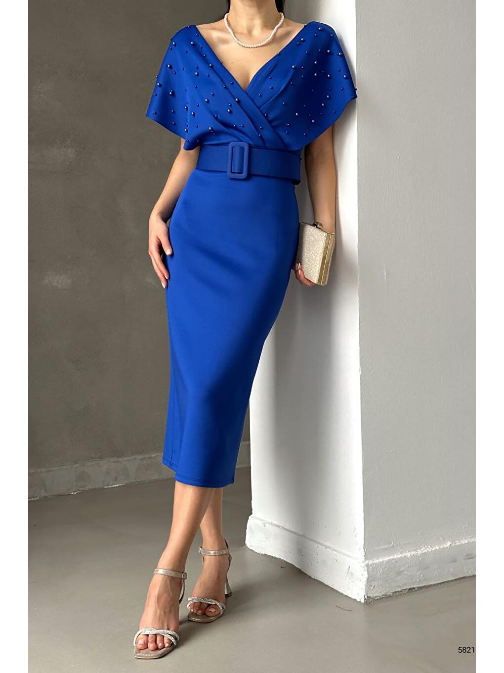 Saks Mavisi Kemerli Scuba Kumaş İnci Detaylı Elbise-1