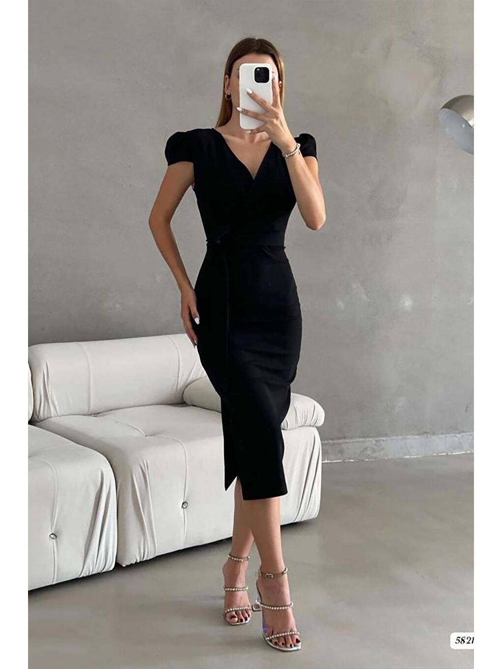 Siyah İthal Krep Kumaş Kısa Kollu Kuşaklı Yandan Yırtmaçlı Elbise-1