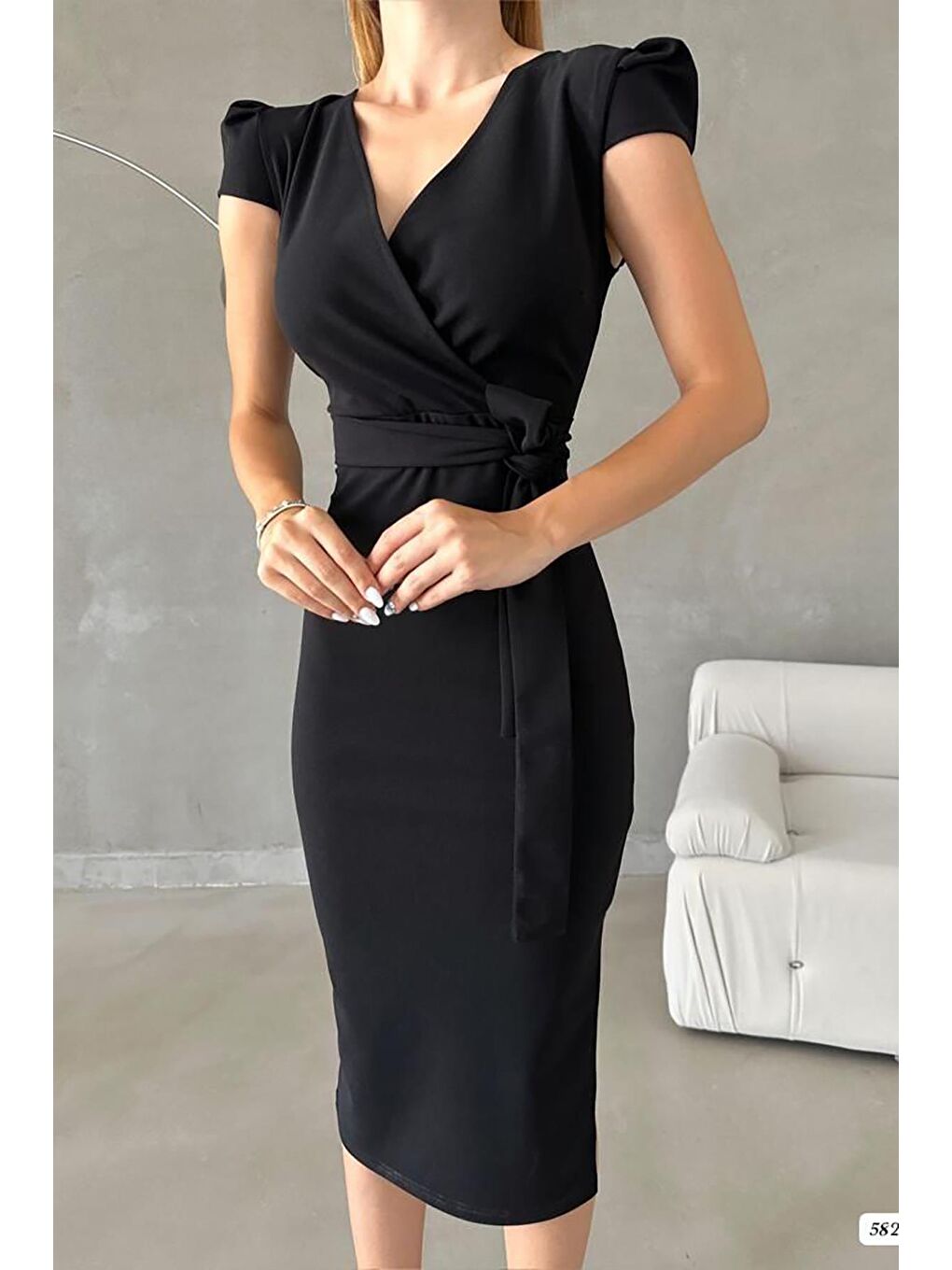 Siyah İthal Krep Kumaş Kısa Kollu Kuşaklı Yandan Yırtmaçlı Elbise-2