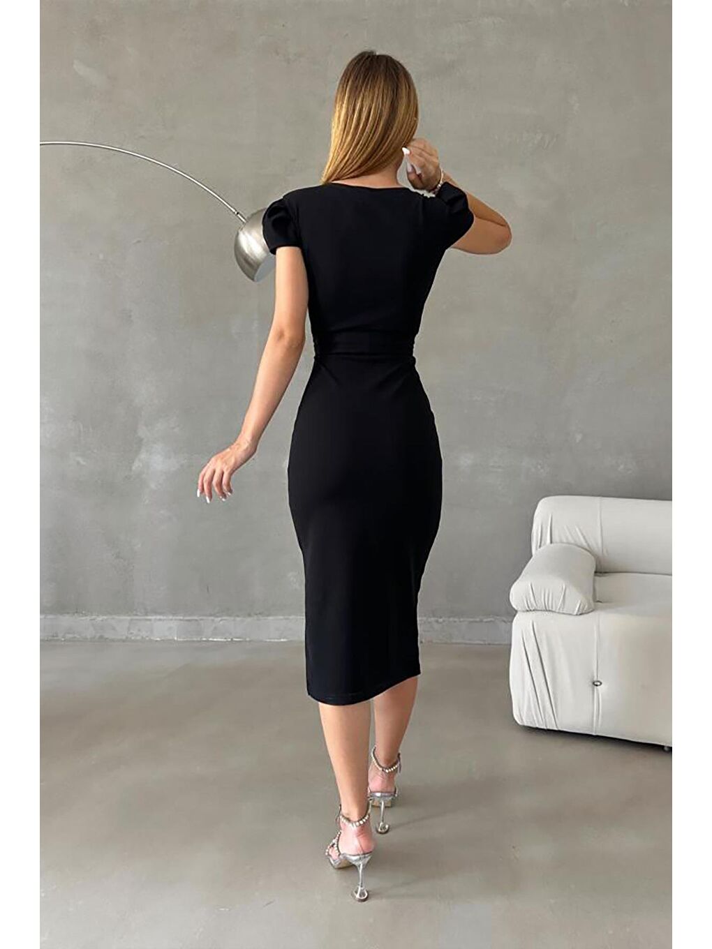 Siyah İthal Krep Kumaş Kısa Kollu Kuşaklı Yandan Yırtmaçlı Elbise-3