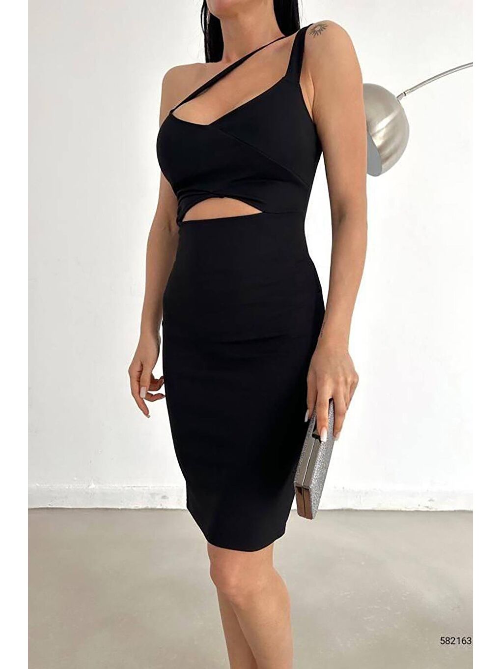 Siyah Göbek Üçgen Detay Krep Kumaş Sırtı Çapraz Askılı Elbise-1