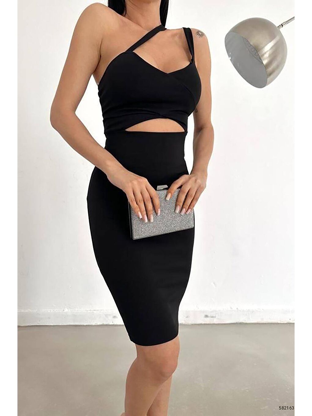 Siyah Göbek Üçgen Detay Krep Kumaş Sırtı Çapraz Askılı Elbise-3