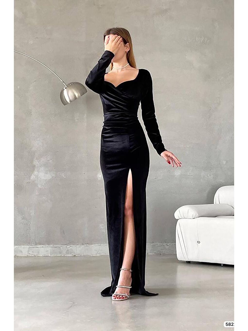 Siyah Yırtmaç Detaylı Uzun Kollu Kadife Elbise-2