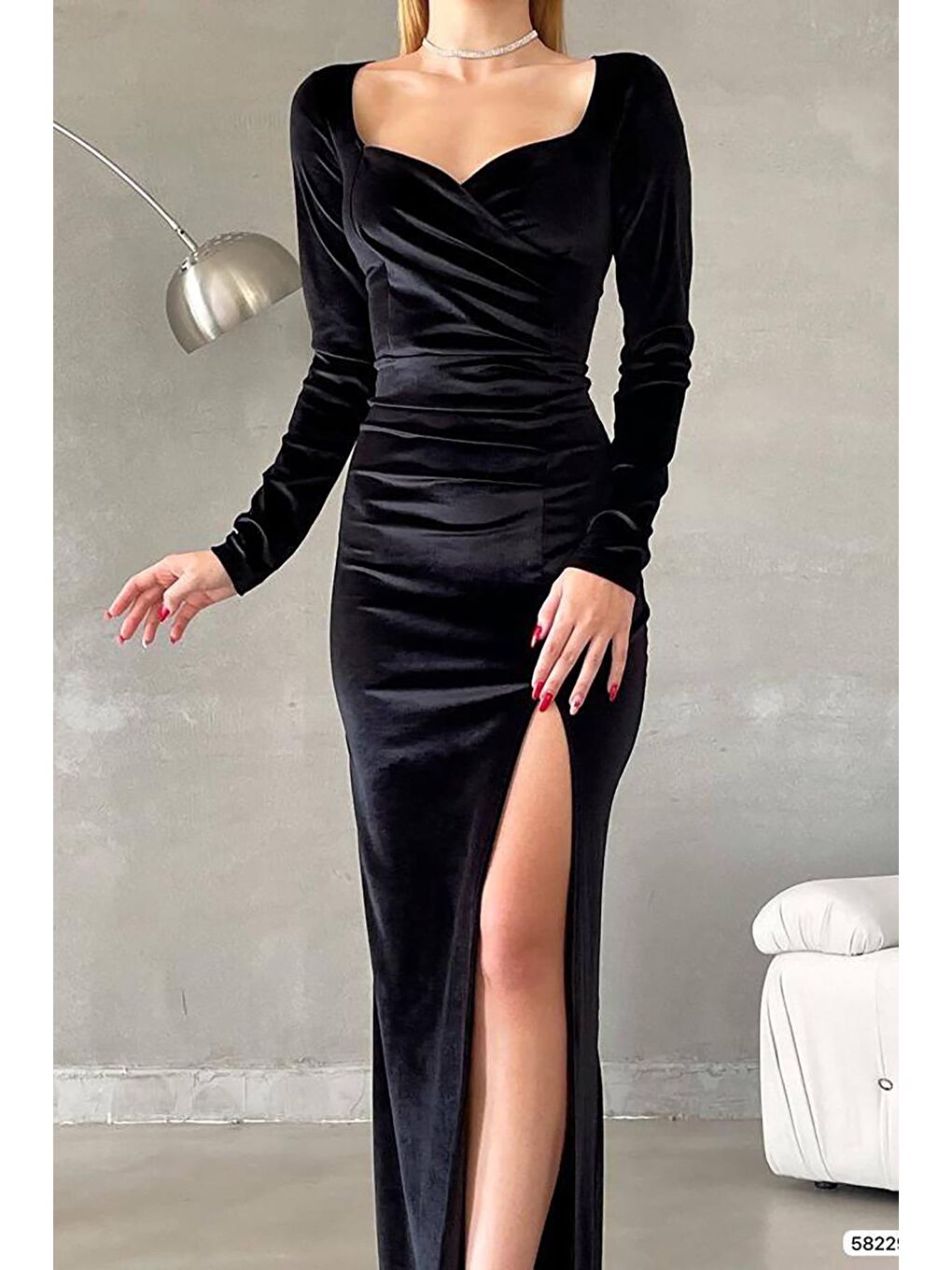 Siyah Yırtmaç Detaylı Uzun Kollu Kadife Elbise-3