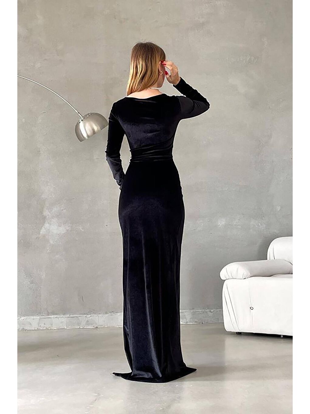 Siyah Yırtmaç Detaylı Uzun Kollu Kadife Elbise-4