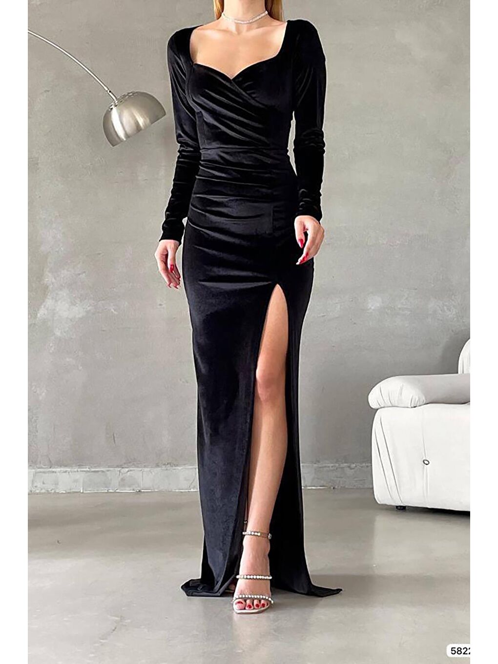 Siyah Yırtmaç Detaylı Uzun Kollu Kadife Elbise-5