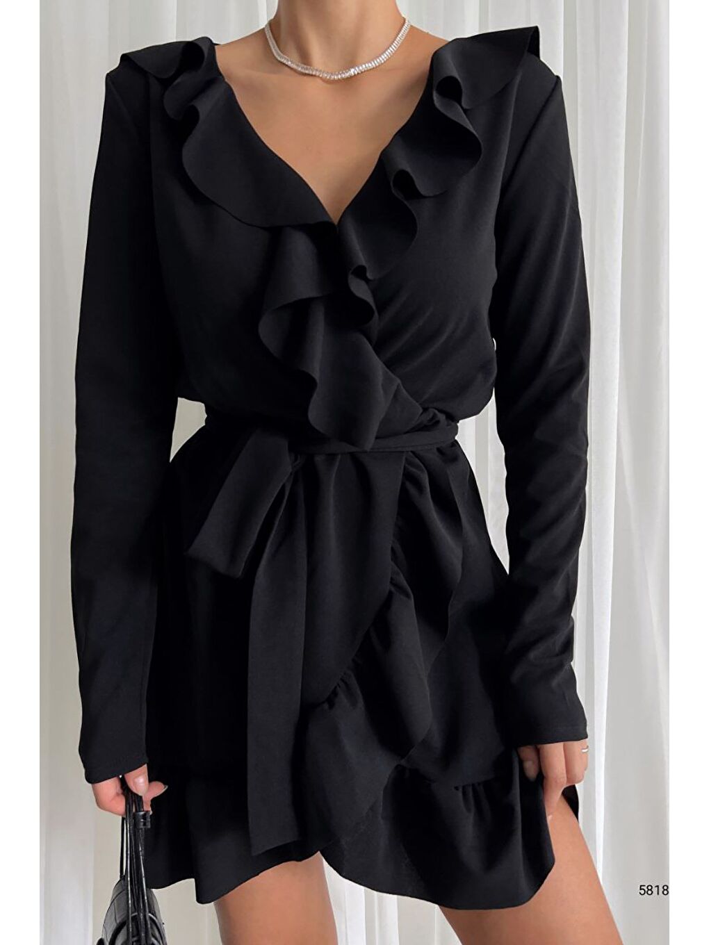 Siyah Önü Fırfırlı Ve Volanlı Kuşaklı Elbise