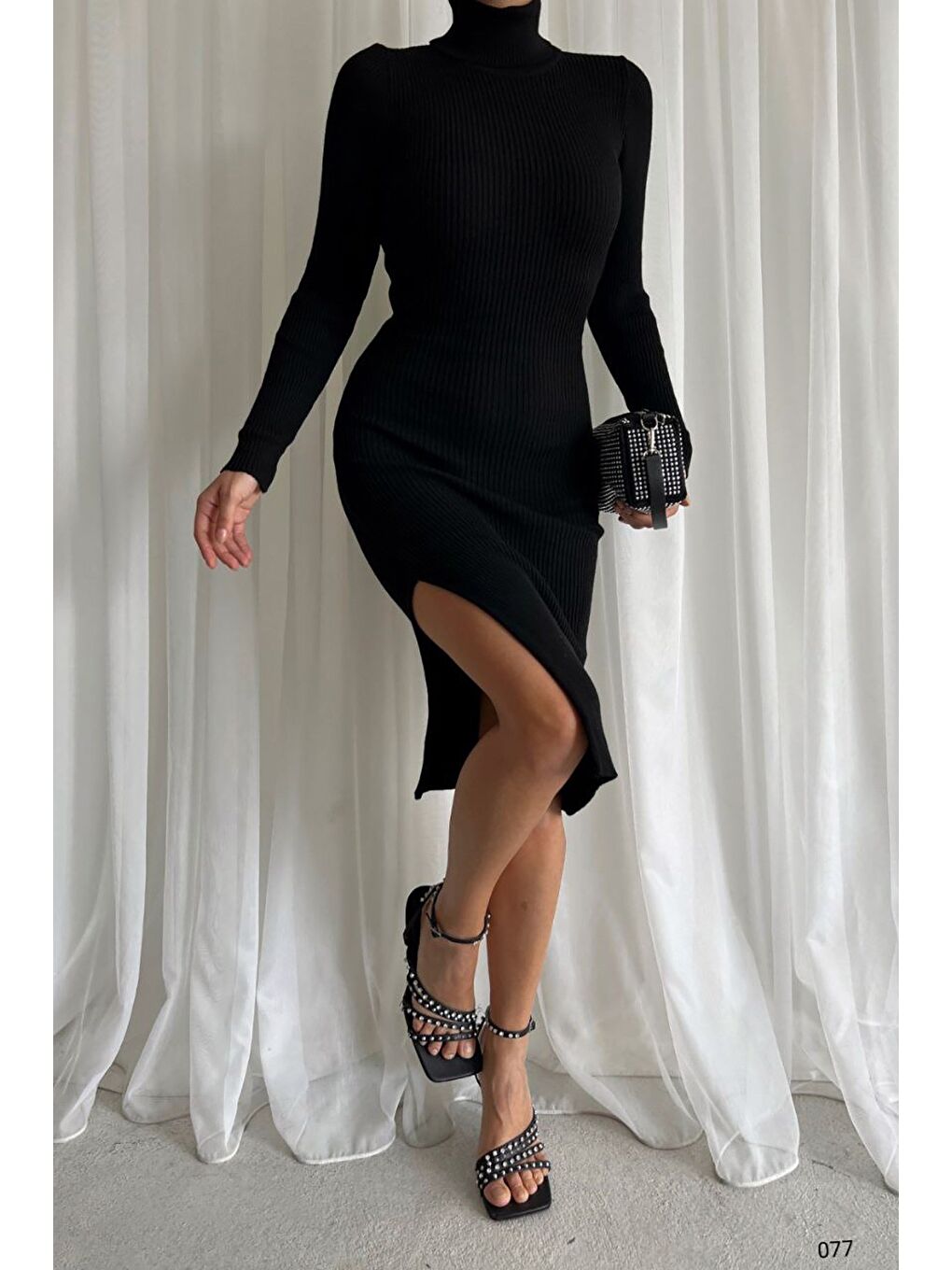 Siyah Boğazlı Yırtmaç Detay Triko Elbise-3