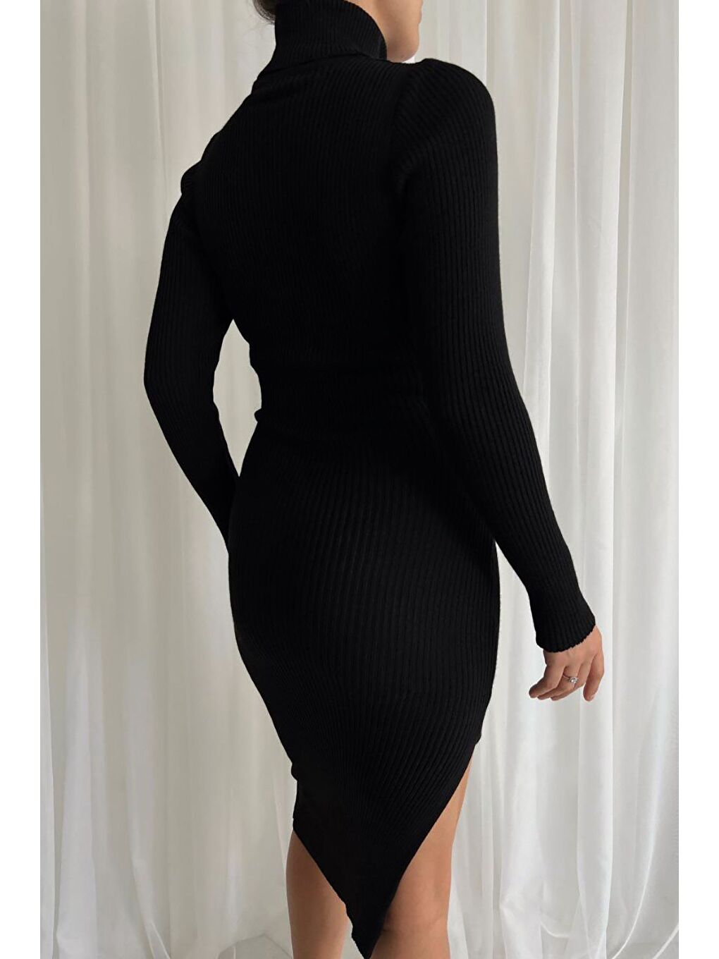 Siyah Boğazlı Yırtmaç Detay Triko Elbise-4