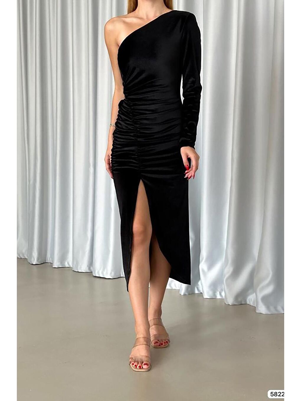 Siyah Asimetrik Yaka Büzgülü Yırtmaçlı Tek Kol Midi Boy Elbise Abiye-2