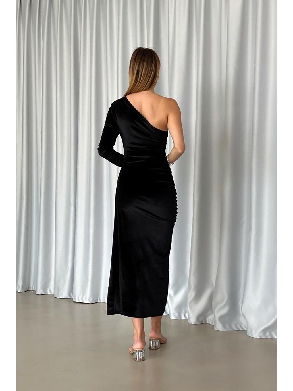 Siyah Asimetrik Yaka Büzgülü Yırtmaçlı Tek Kol Midi Boy Elbise Abiye-4