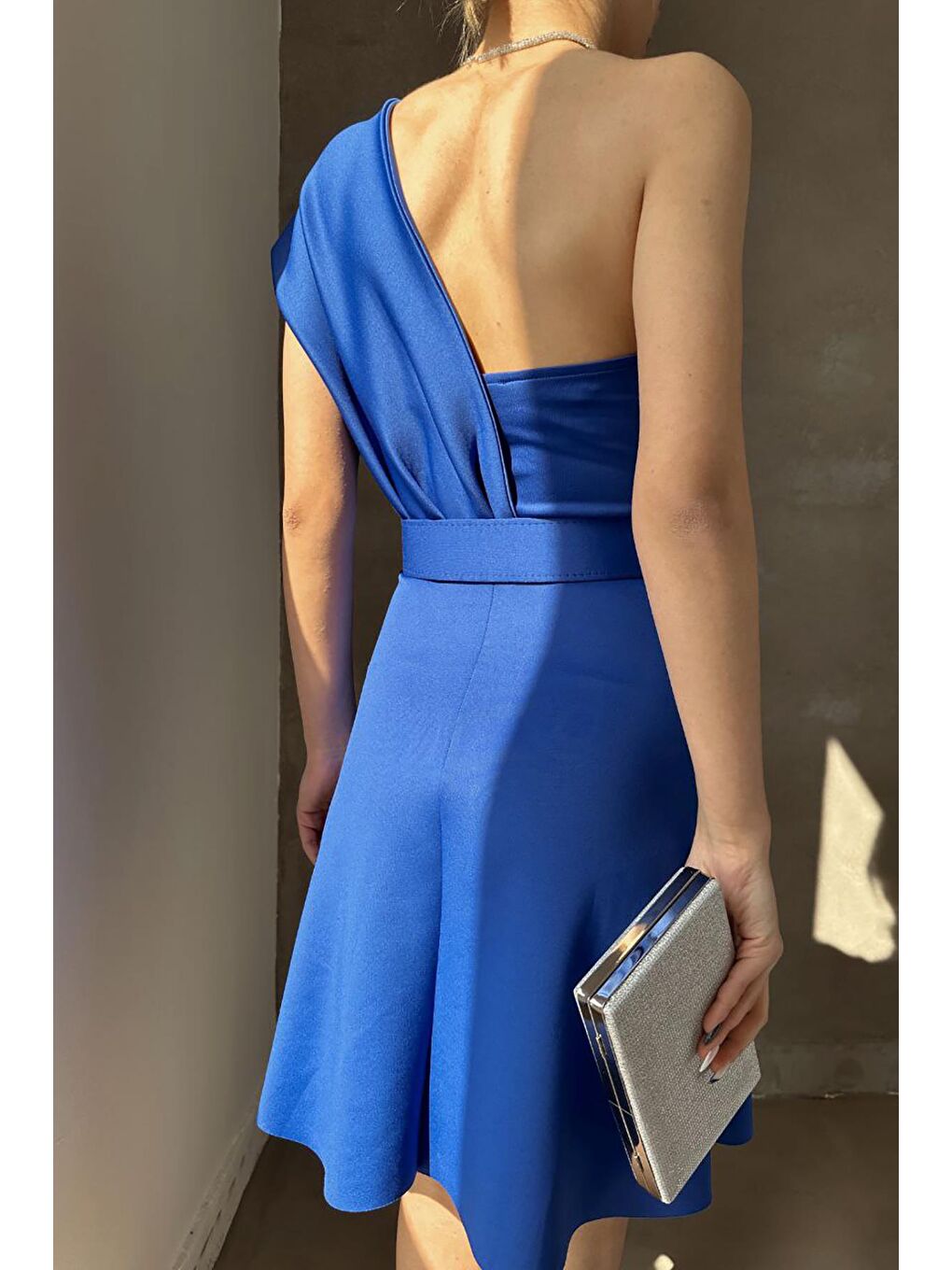 Saks Mavisi Scuba Kumaş Kemerli Özel Davet Elbisesi-4