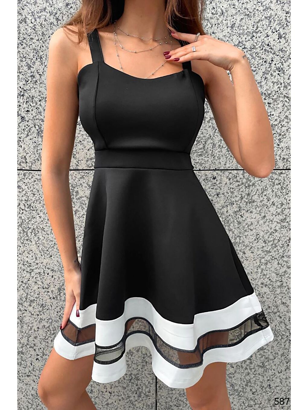 Siyah Kalın Askılı Kalp Yaka Scuba Kumaş Etek Ucu Tül Detay Elbise