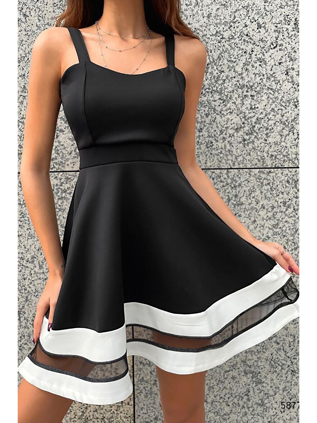 Siyah Kalın Askılı Kalp Yaka Scuba Kumaş Etek Ucu Tül Detay Elbise-2