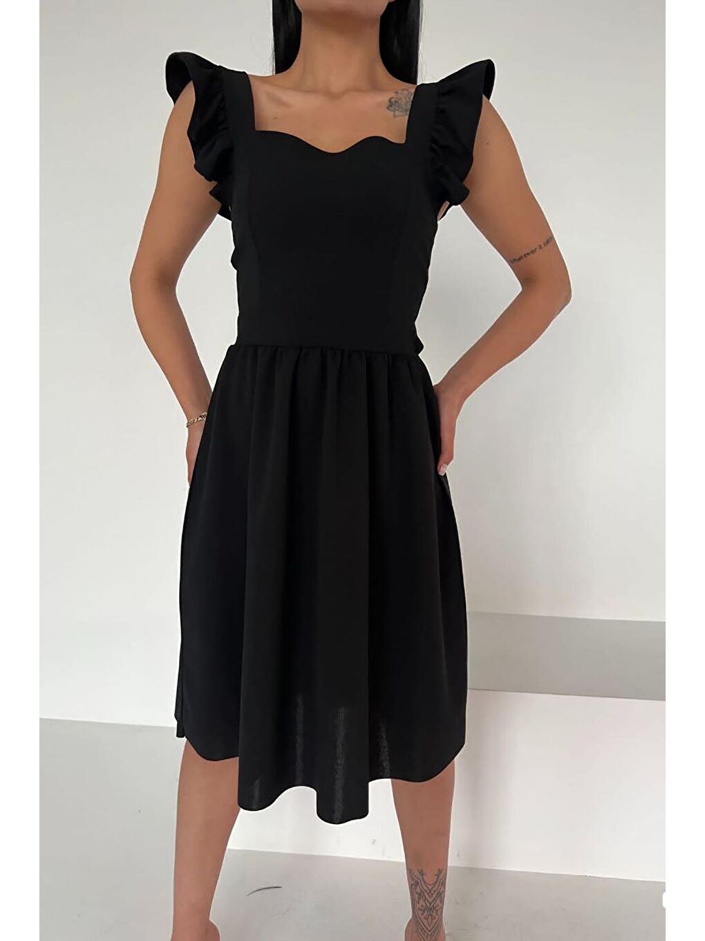 Siyah Omuz Volanlı Sırt Bağlama Detay İthal Krep Kumaş Elbise