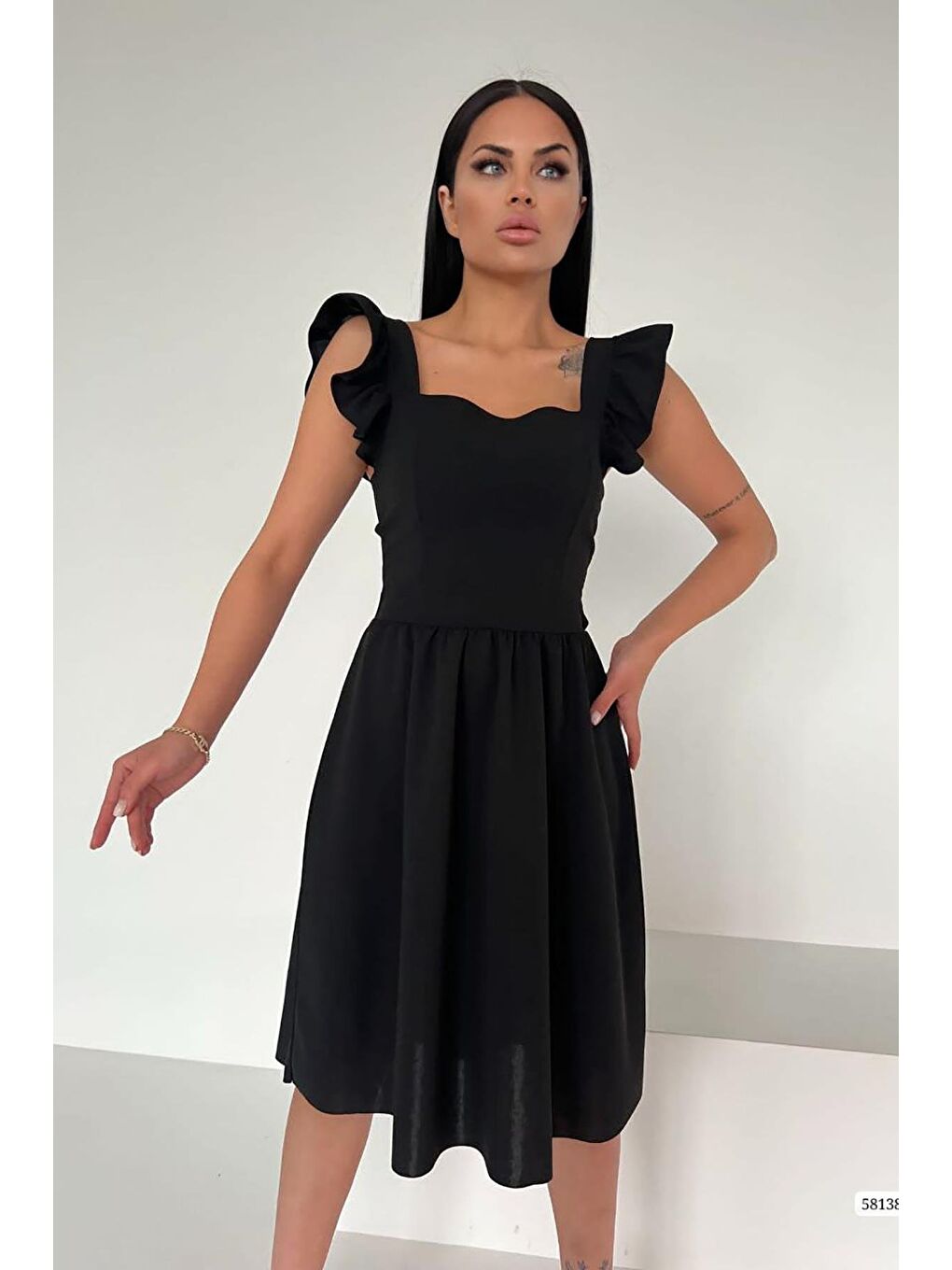Siyah Omuz Volanlı Sırt Bağlama Detay İthal Krep Kumaş Elbise-1