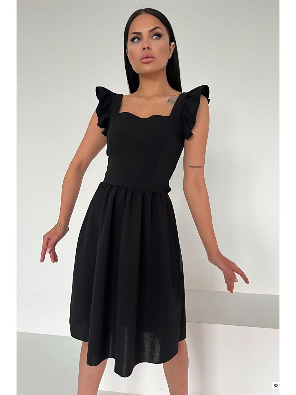 Siyah Omuz Volanlı Sırt Bağlama Detay İthal Krep Kumaş Elbise-2