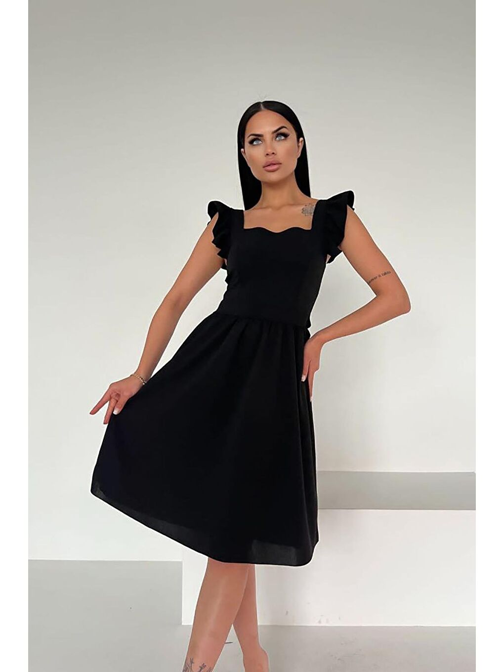 Siyah Omuz Volanlı Sırt Bağlama Detay İthal Krep Kumaş Elbise-4