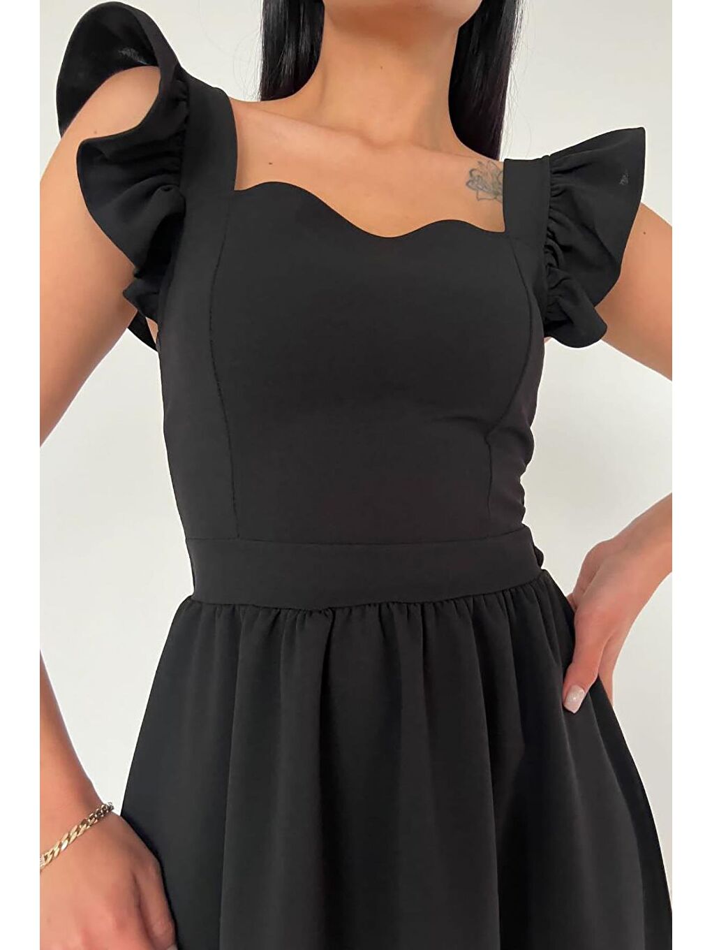 Siyah Omuz Volanlı Sırt Bağlama Detay İthal Krep Kumaş Elbise-5