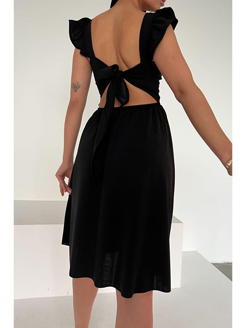 Siyah Omuz Volanlı Sırt Bağlama Detay İthal Krep Kumaş Elbise-6