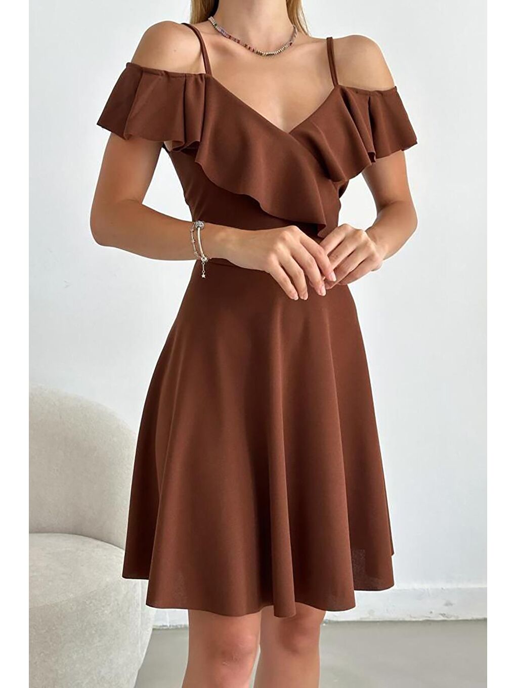 Kahverengi Askılı Omuz Fırfırlı Elbise-1