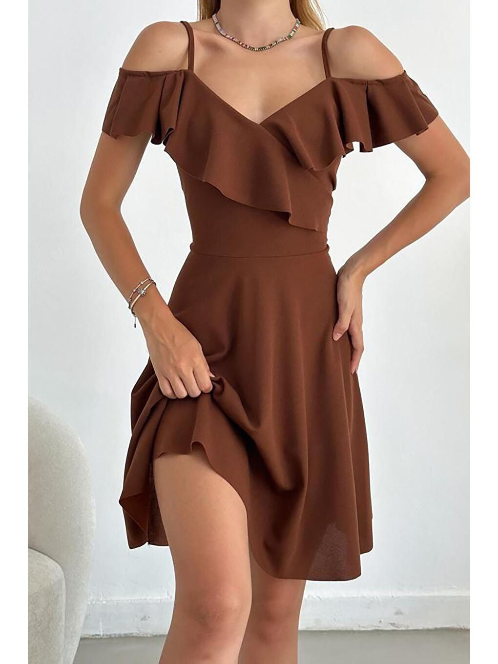 Kahverengi Askılı Omuz Fırfırlı Elbise-2