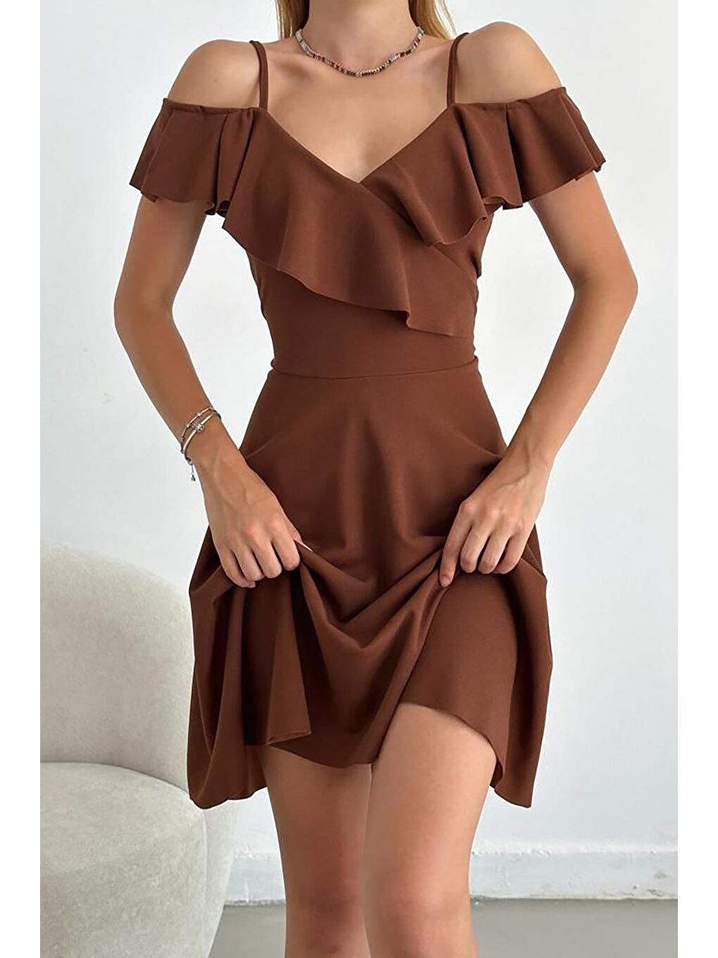 Kahverengi Askılı Omuz Fırfırlı Elbise-3