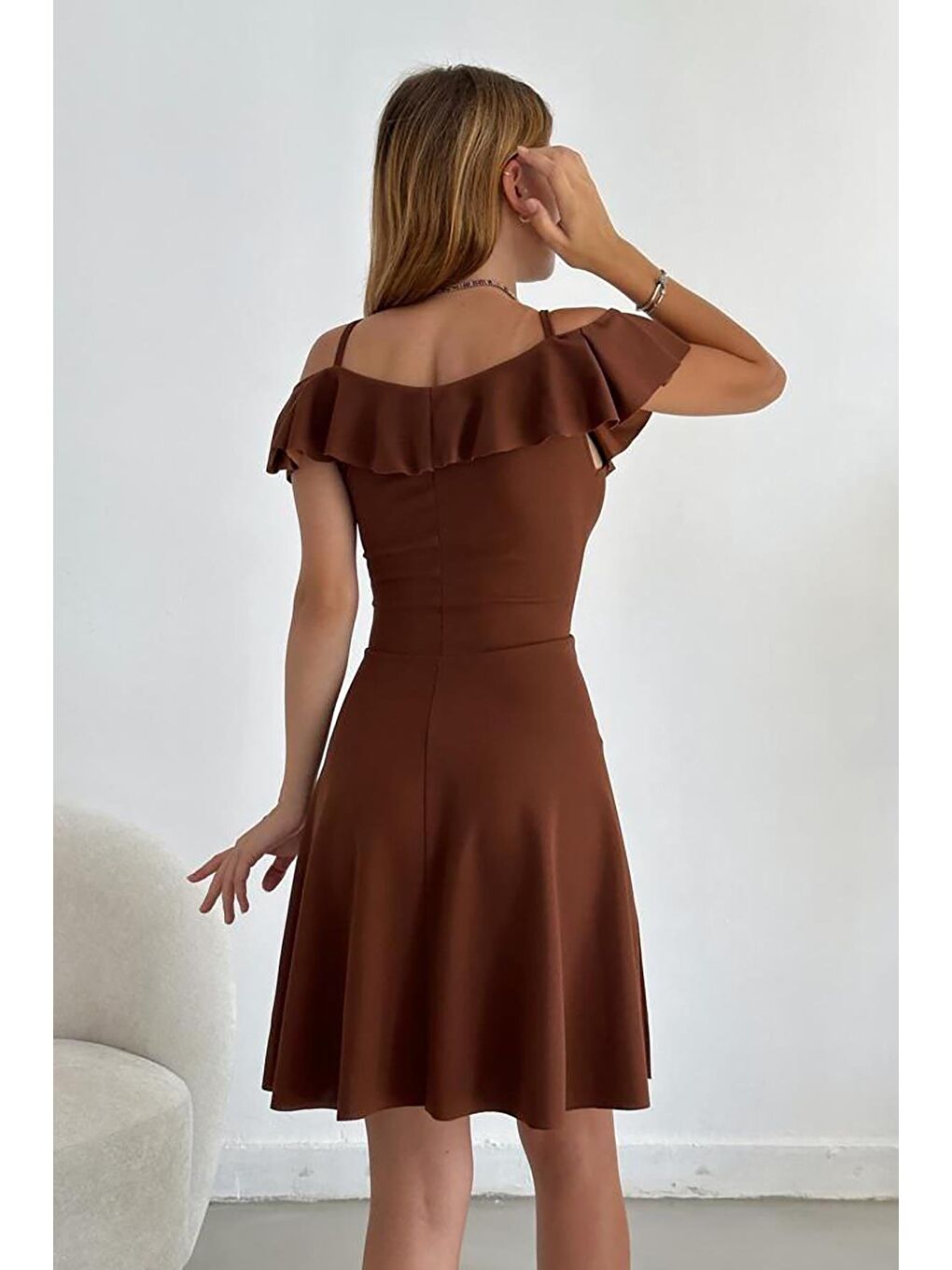 Kahverengi Askılı Omuz Fırfırlı Elbise-4