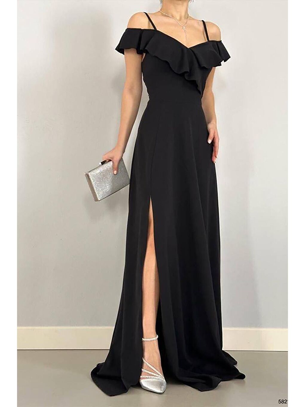 Siyah Yaka Volanlı Krep Kumaş Uzun Abiye Elbise-1