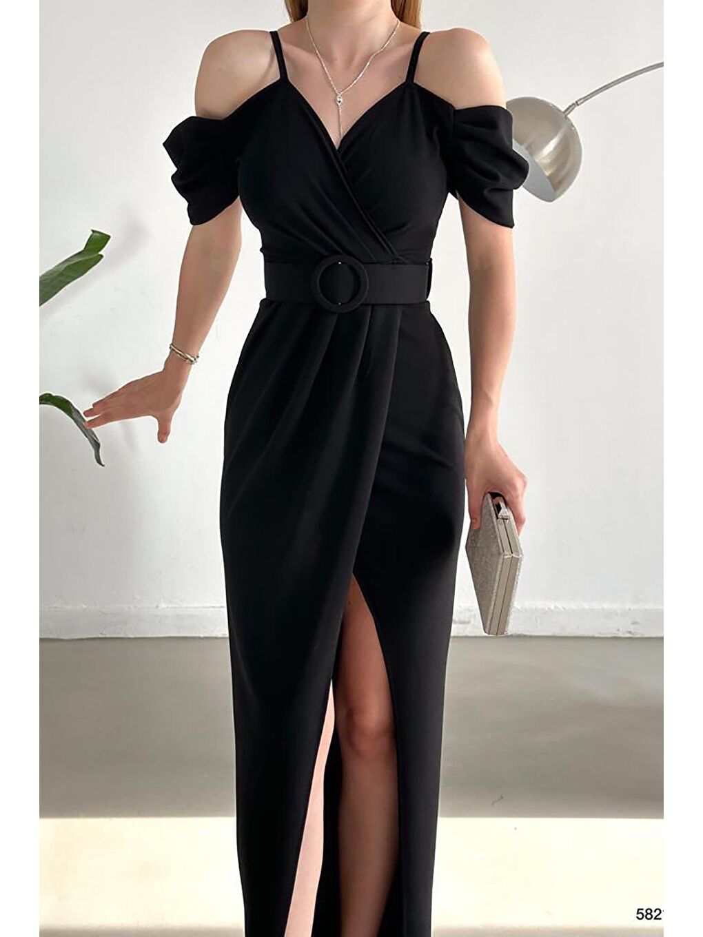 Siyah Krep Kumaş Kruvaze Yaka Yırtmaçlı Kemerli Elbise-1