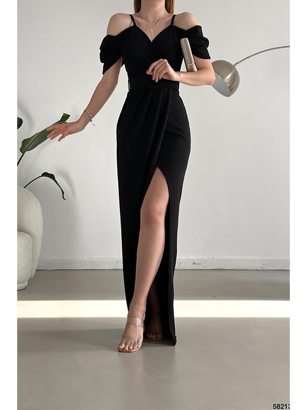 Siyah Krep Kumaş Kruvaze Yaka Yırtmaçlı Kemerli Elbise-2