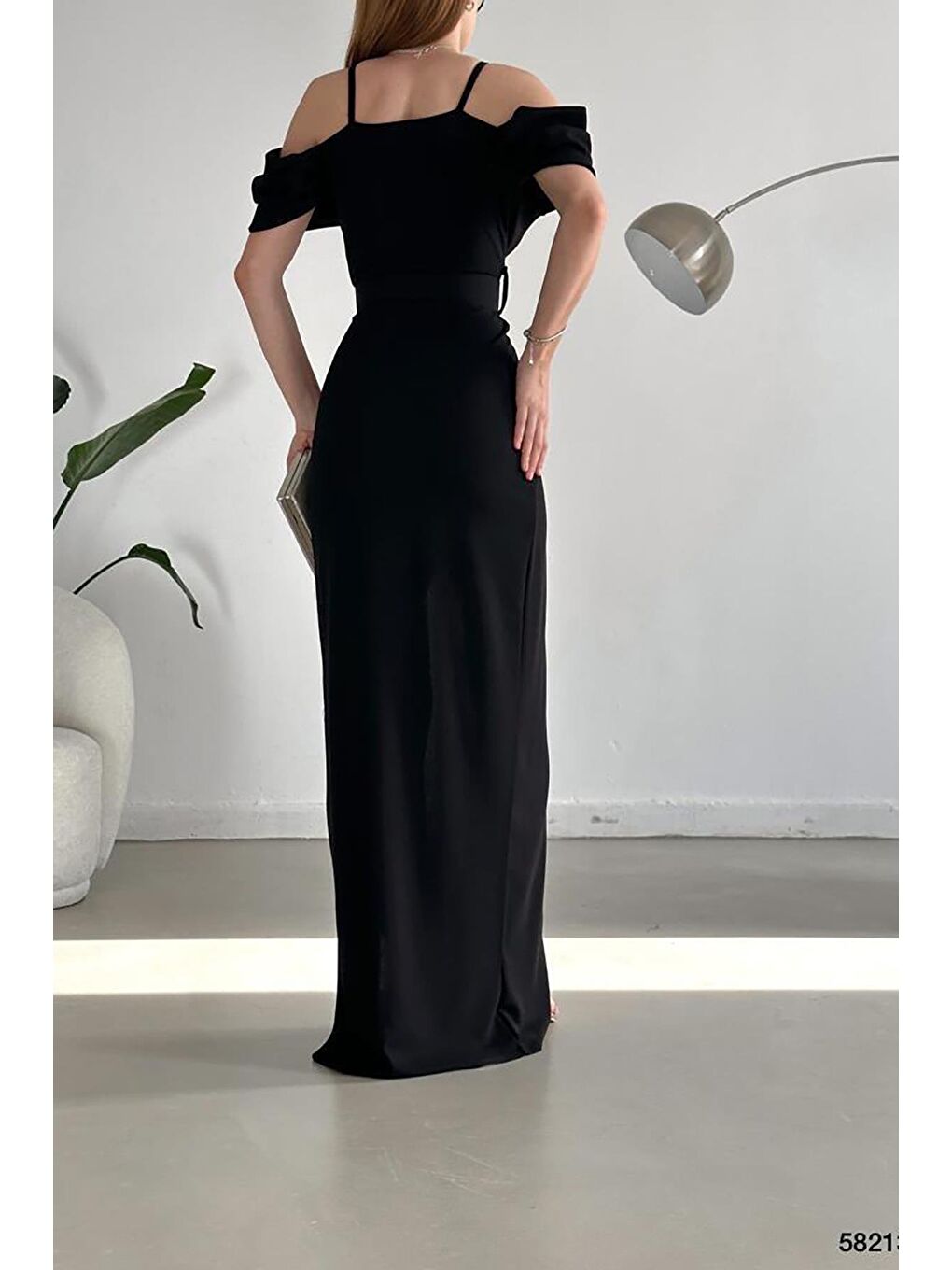 Siyah Krep Kumaş Kruvaze Yaka Yırtmaçlı Kemerli Elbise-4