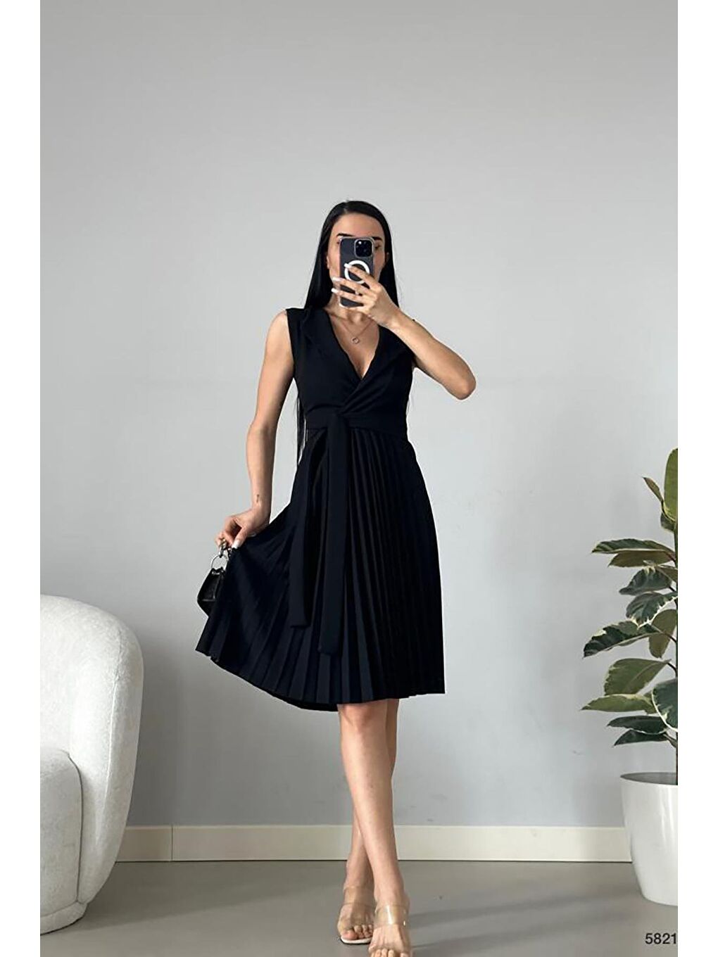 Siyah Pliseli Ve Kuşaklı Sıfır Kol Yakalı Kuşaklı Elbise