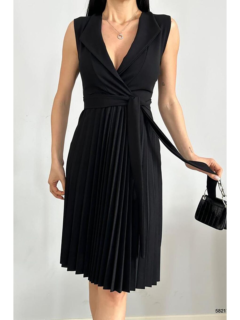 Siyah Pliseli Ve Kuşaklı Sıfır Kol Yakalı Kuşaklı Elbise-1