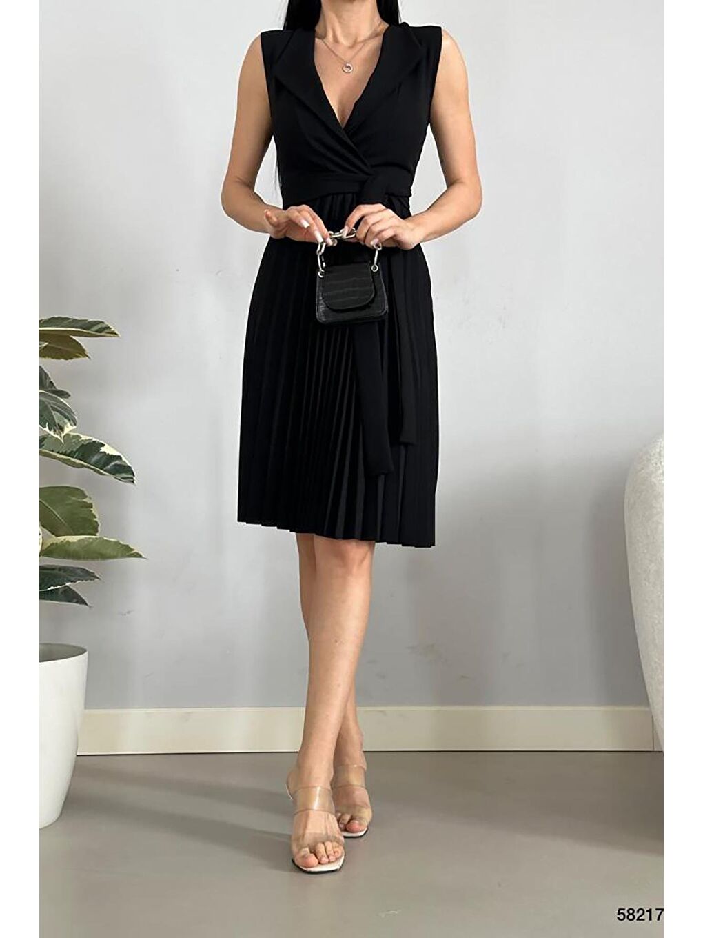 Siyah Pliseli Ve Kuşaklı Sıfır Kol Yakalı Kuşaklı Elbise-2