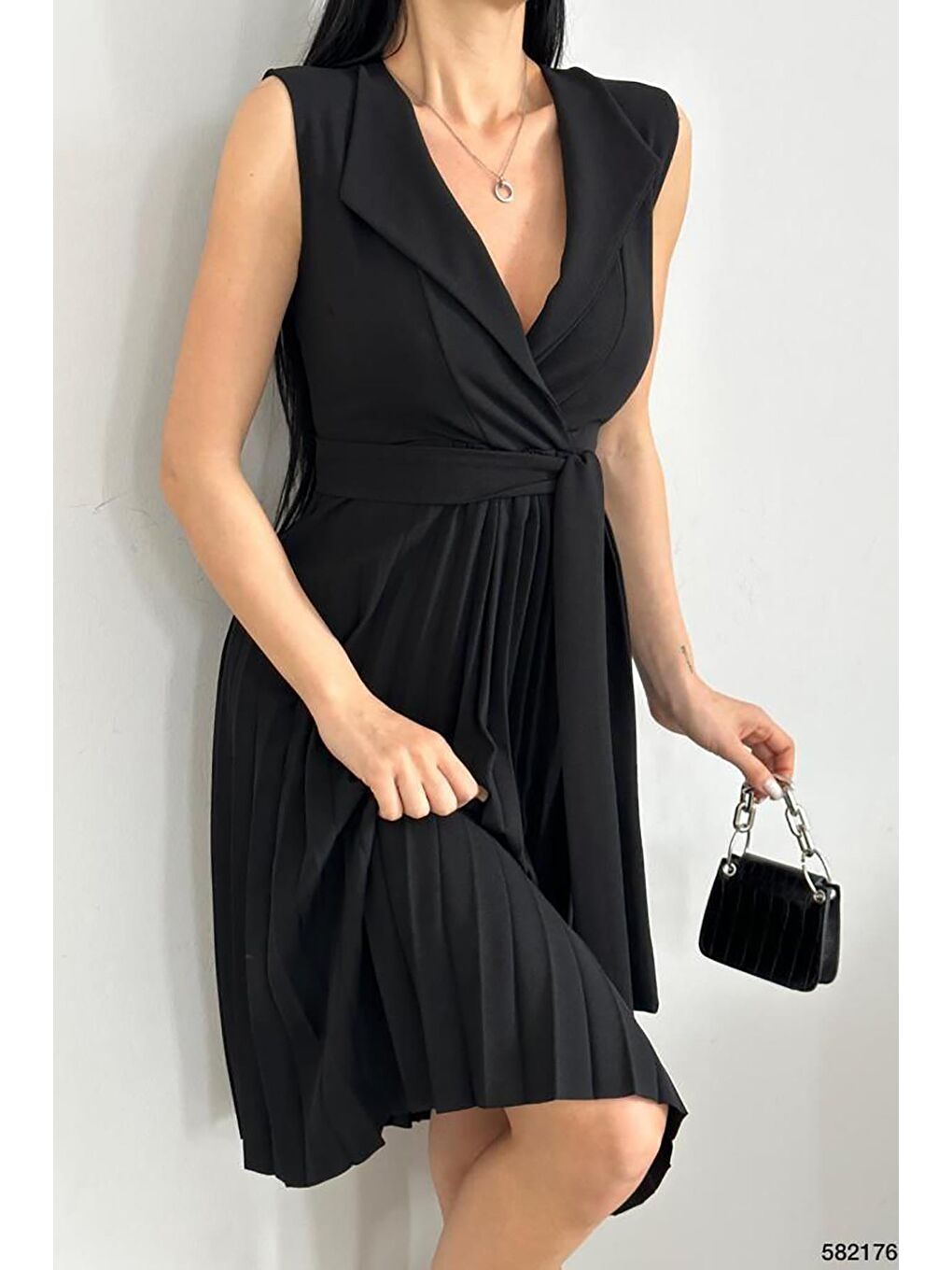 Siyah Pliseli Ve Kuşaklı Sıfır Kol Yakalı Kuşaklı Elbise-3