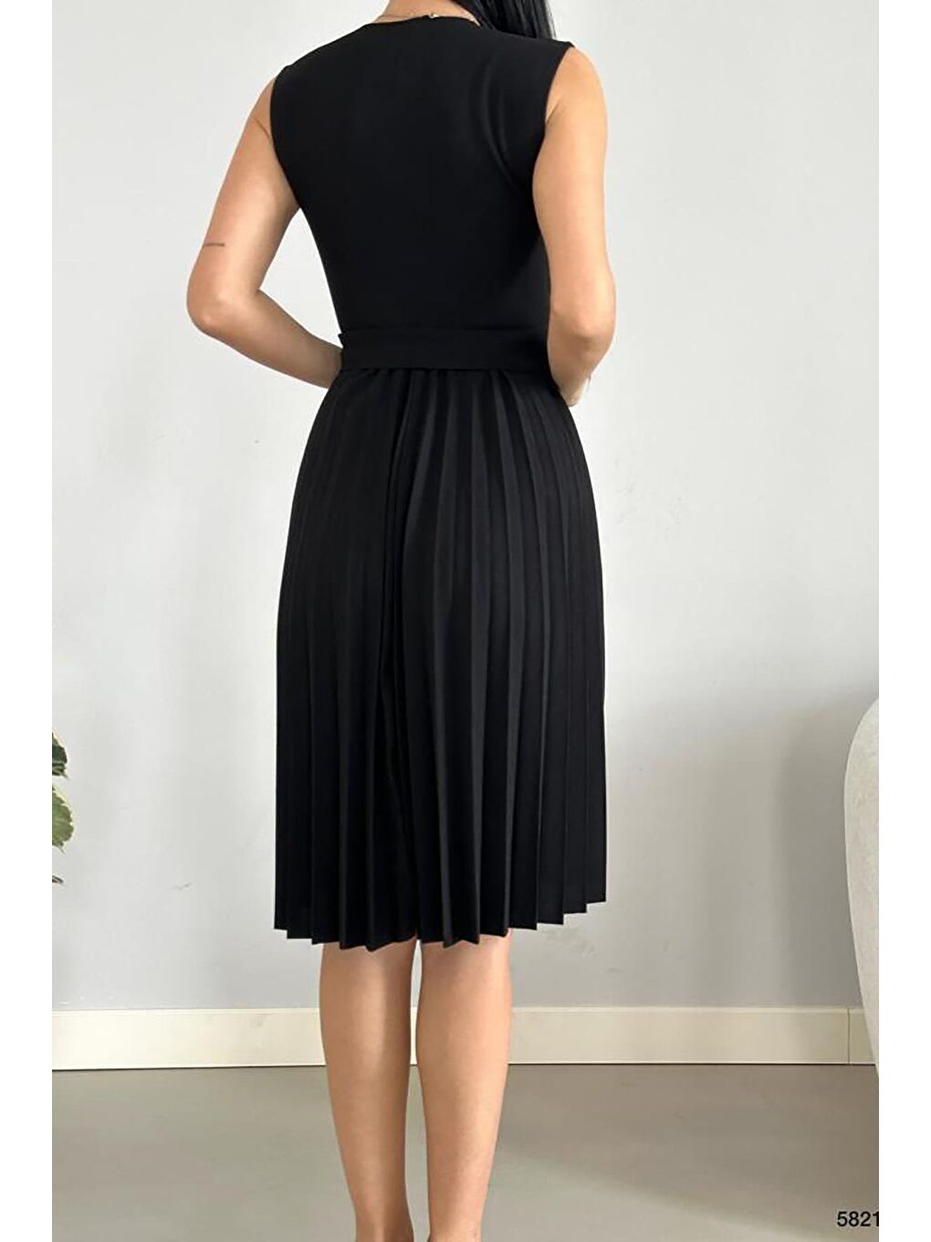 Siyah Pliseli Ve Kuşaklı Sıfır Kol Yakalı Kuşaklı Elbise-4