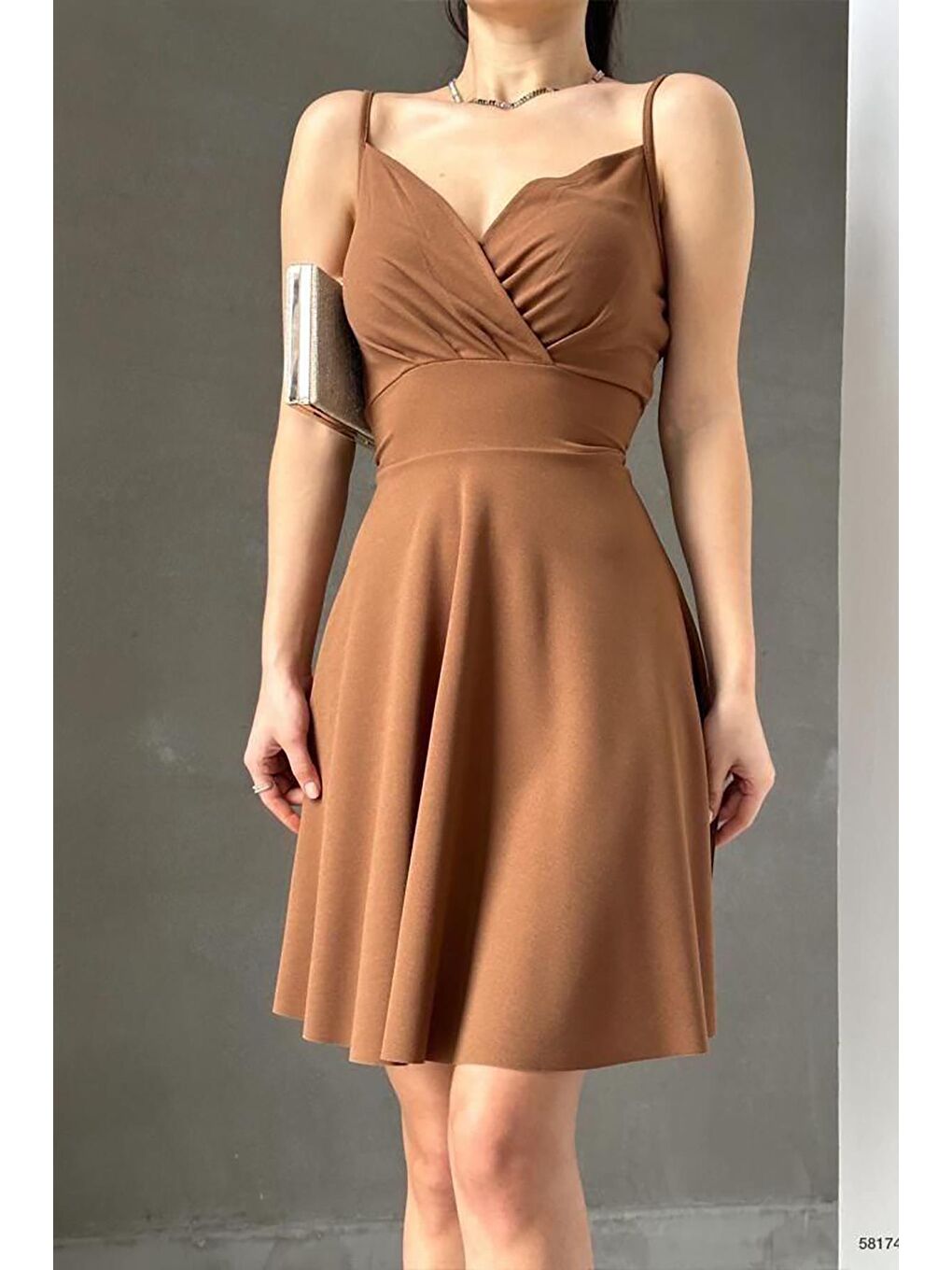 Kahverengi Krep Kumaş İnce Askılı Kloş Elbise-1