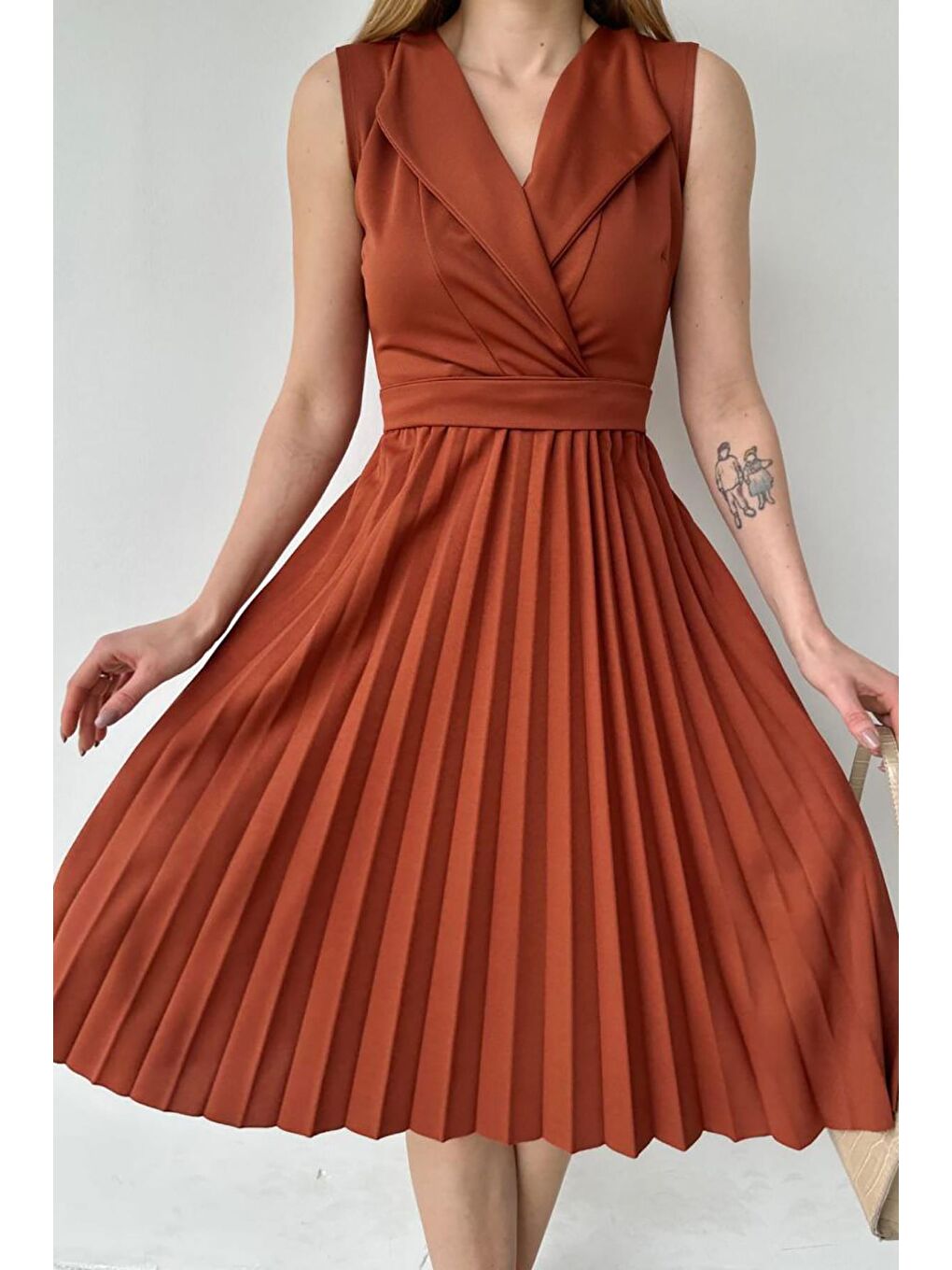 Kahverengi Kiremit Rengi Pliseli Ve Kuşaklı Sıfır Kol Yakalı Kuşaklı Elbise-1