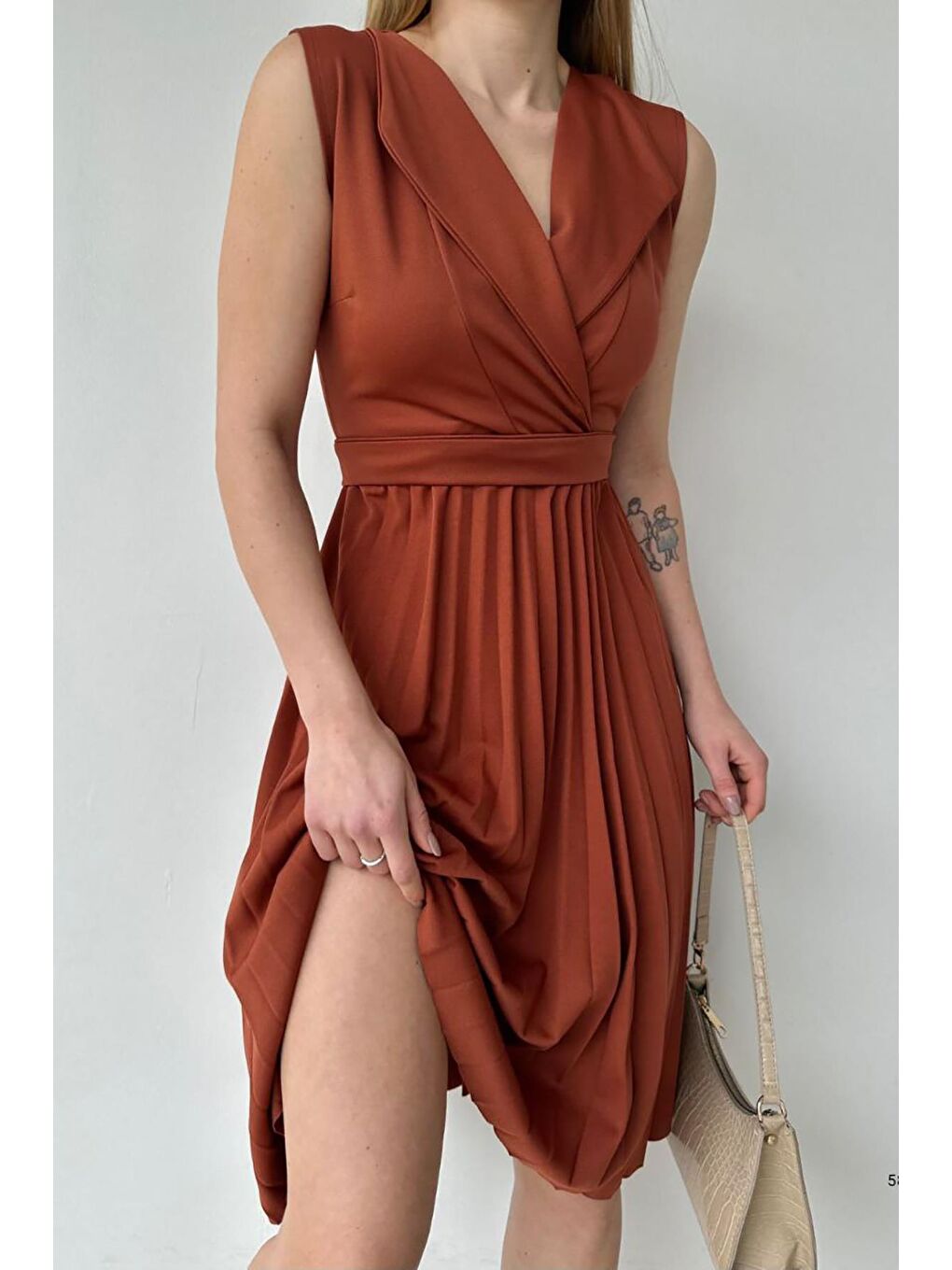 Kahverengi Kiremit Rengi Pliseli Ve Kuşaklı Sıfır Kol Yakalı Kuşaklı Elbise-2