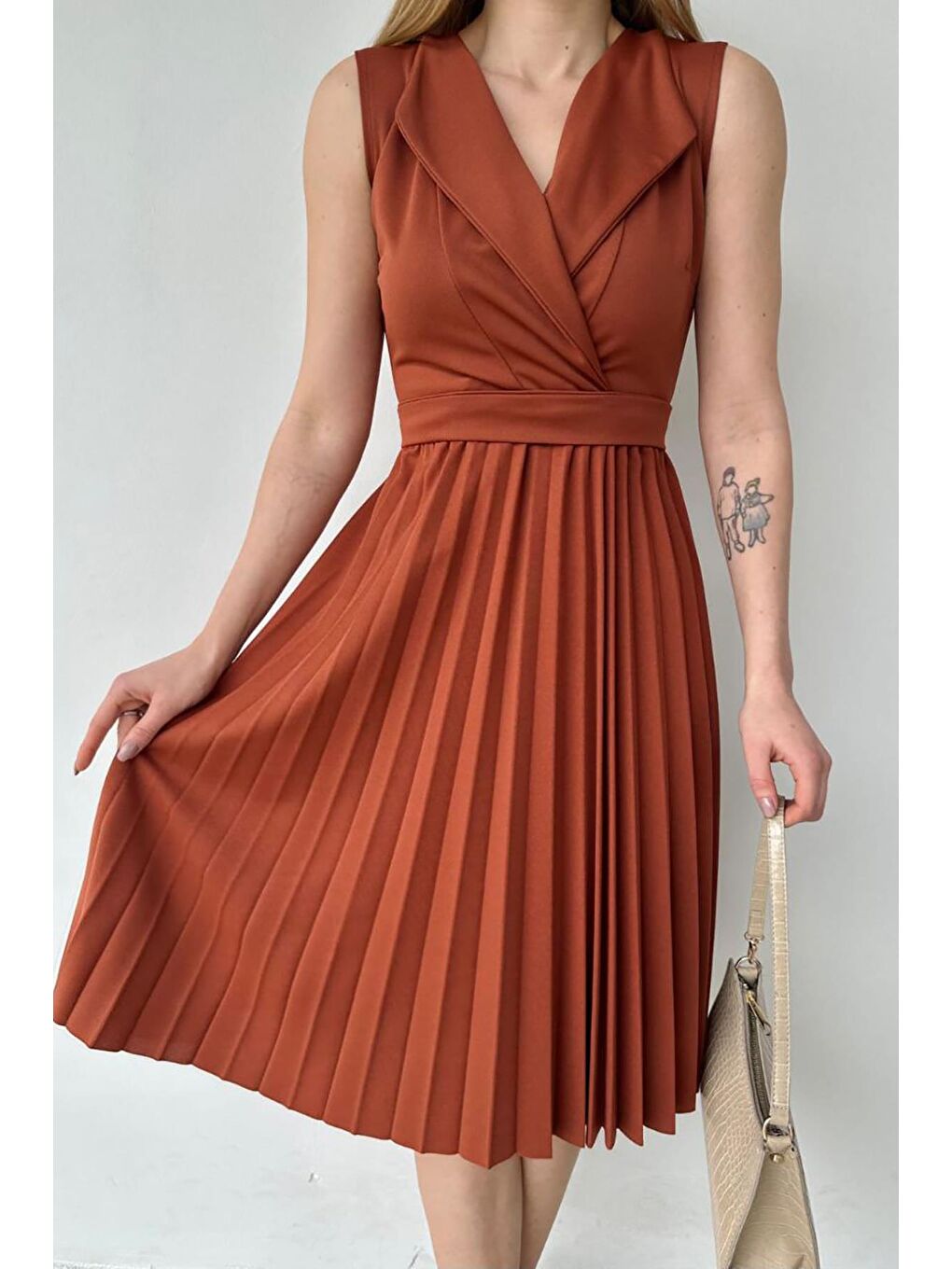 Kahverengi Kiremit Rengi Pliseli Ve Kuşaklı Sıfır Kol Yakalı Kuşaklı Elbise-3